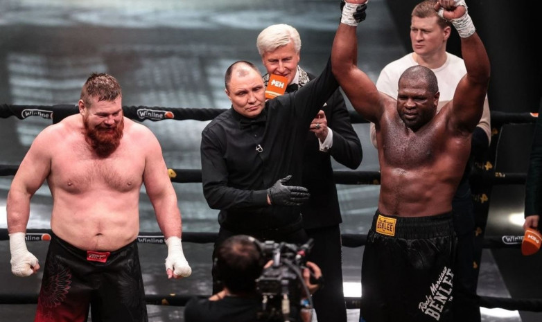 Американский боксер попросил у Путина паспорт РФ после боя с Дациком
