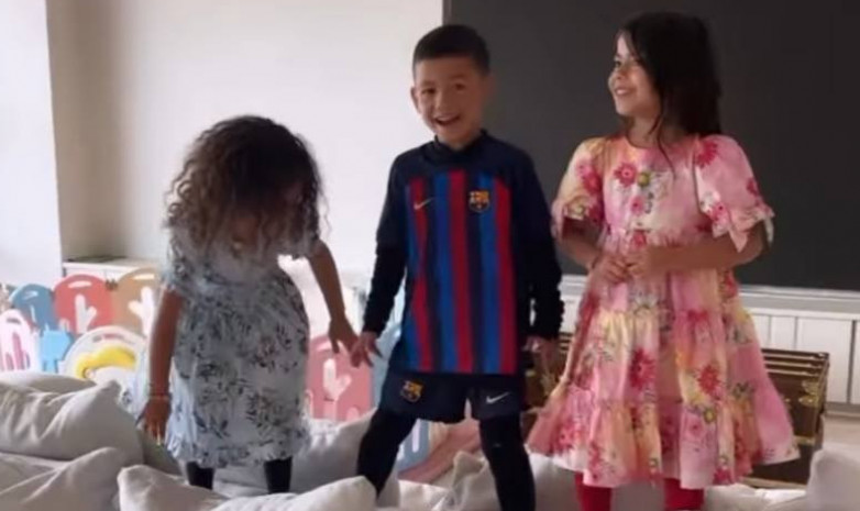 Девушка Роналду опубликовала видео с их сыном в футболке «Барселоны»
