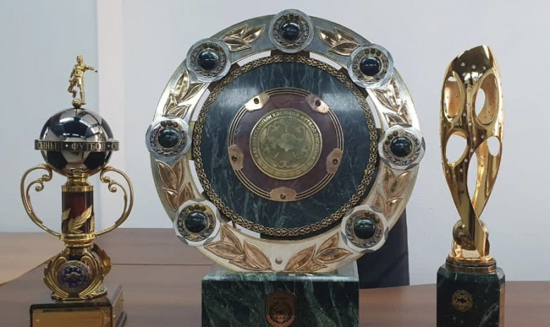 Главные трофеи казахстанского футбола отправляются в путешествие по стране 