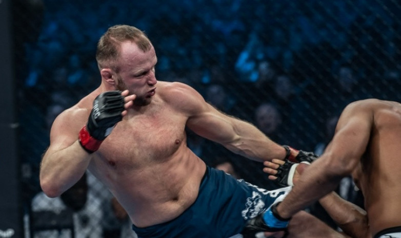 Видео. Легенда российского ММА победил удушающим первого соперника Шавката Рахмонова в UFC