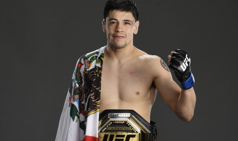 Видео. Бывший чемпион самого казахского веса UFC уничтожил соперника на дебютном поединке в рестлинге