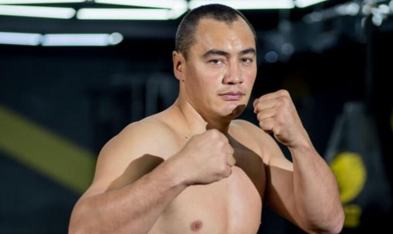 Непобежденный казахстанский боксер провел церемонию дуэли взглядов перед боем в США
