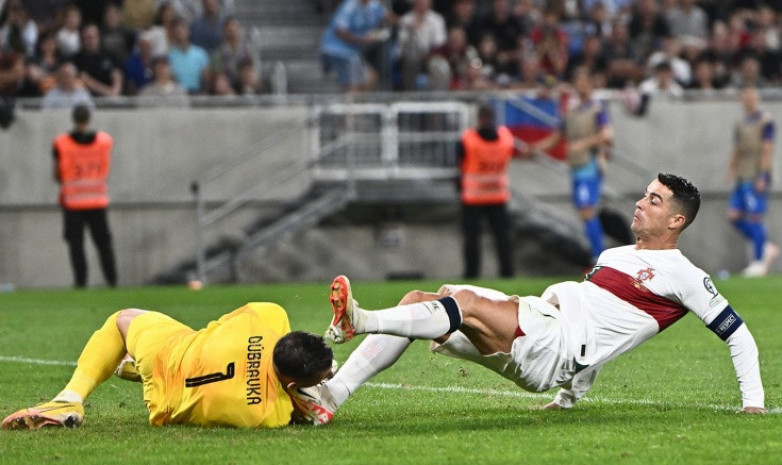 Роналду едва не снес голову вратарю, но избежал удаления в матче со сборной Словакии. ВИДЕО