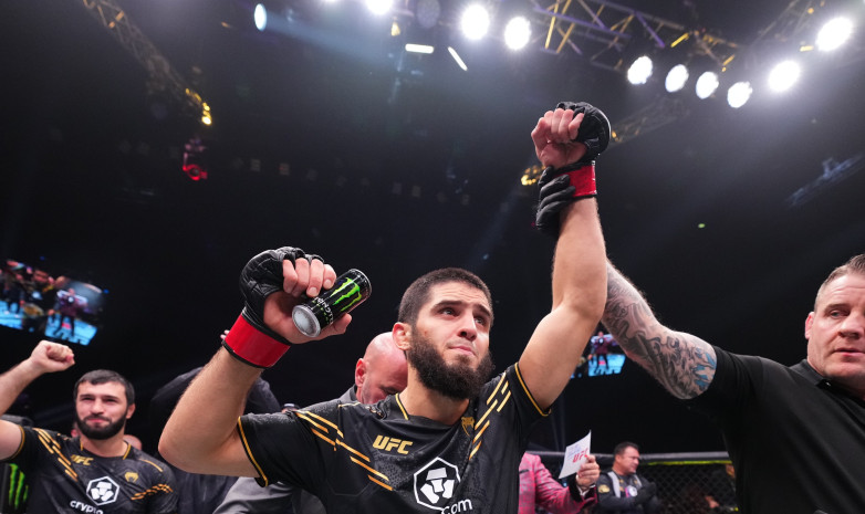 Стали известны бойцы, получившие бонусы по итогам турнира UFC 294 в Абу-Даби