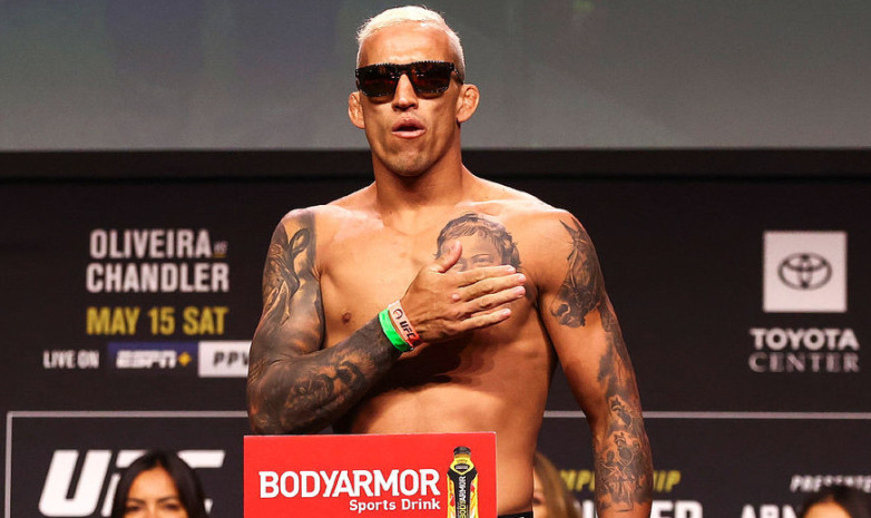 Экс-чемпион UFC дал совет Оливейре на бой с обидчиком известного казаха 