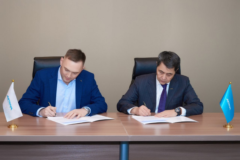 Глава спортивного холдинга «Астана» Аскар Баталов подписывает соглашение с adidas