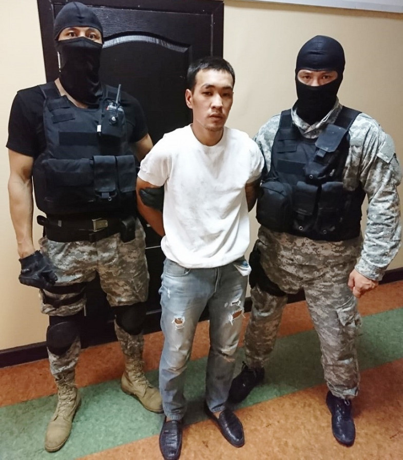 Второго подозреваемого Армана Кудайбергенова задержали в Алматы в микрорайоне Аксай-2 рядом с общеобразовательной школой №42
