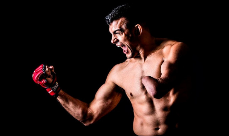 Однорукий боец MMA победил в дебютном бою в Bellator удушающим приёмом