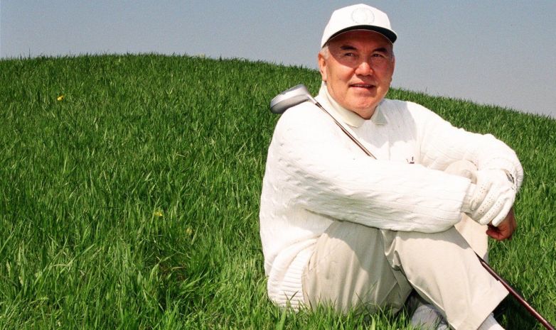 Дональд Трамп вручил Нурсултану Назарбаеву клюшку для гольфа