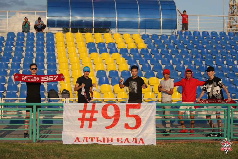 Фанаты «Актобе» с плакатом, посвященным Абату Аймбетову