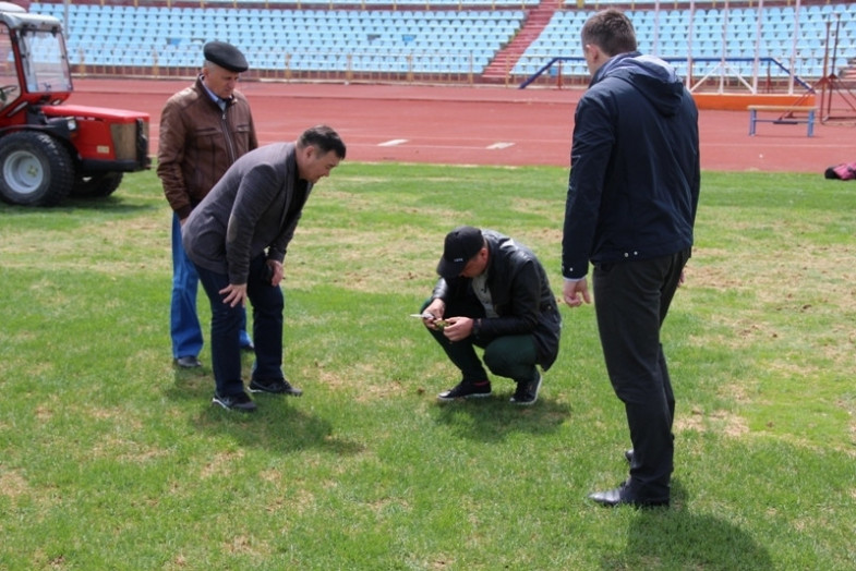 Инспекция стадиона «Шахтер» в Караганде в 2017 году 