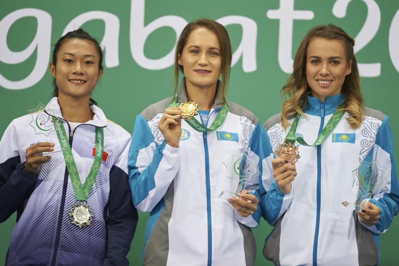 Ольга взяла бронзовую медаль в беге на 60 метров, Виктория Зябкина (в середине) - золотую