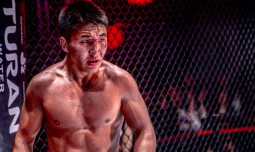 19-летний проспект из Кыргызстана после нокдауна «усыпил» оппонента и стал чемпионом OCTAGON. Видео