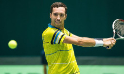 Казахстанский теннисист сенсационно выиграл турнир в Бахрейне